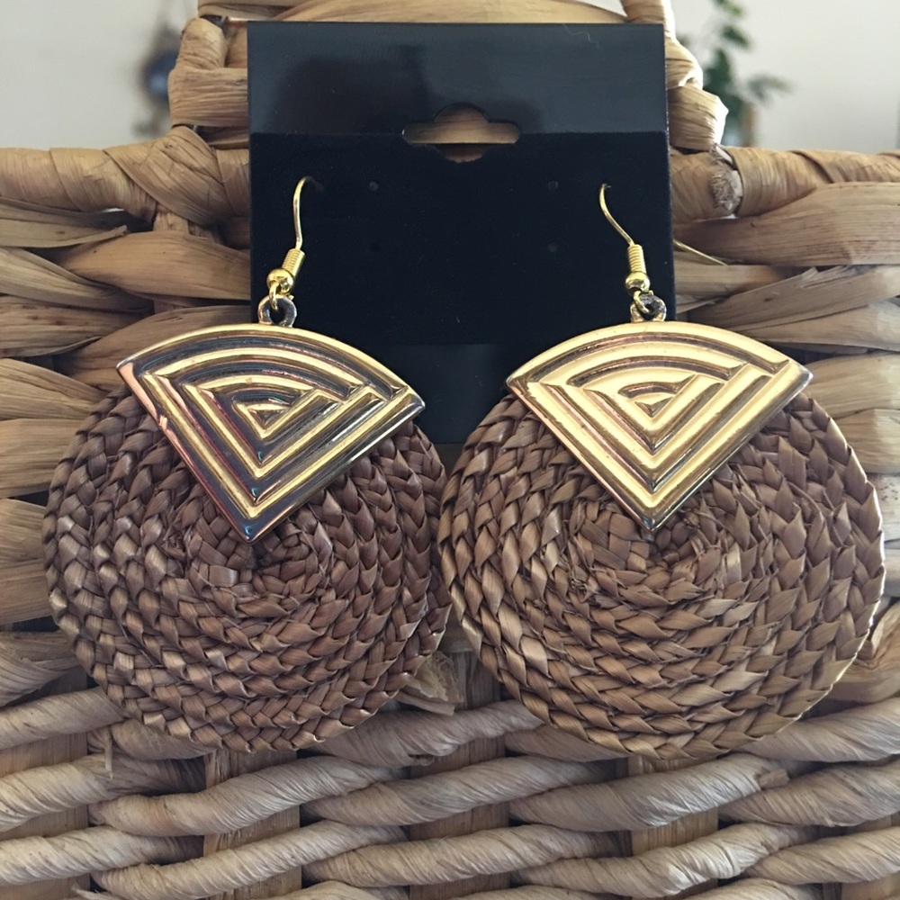 Vintage wicker disc gold tone fish hook earrings
